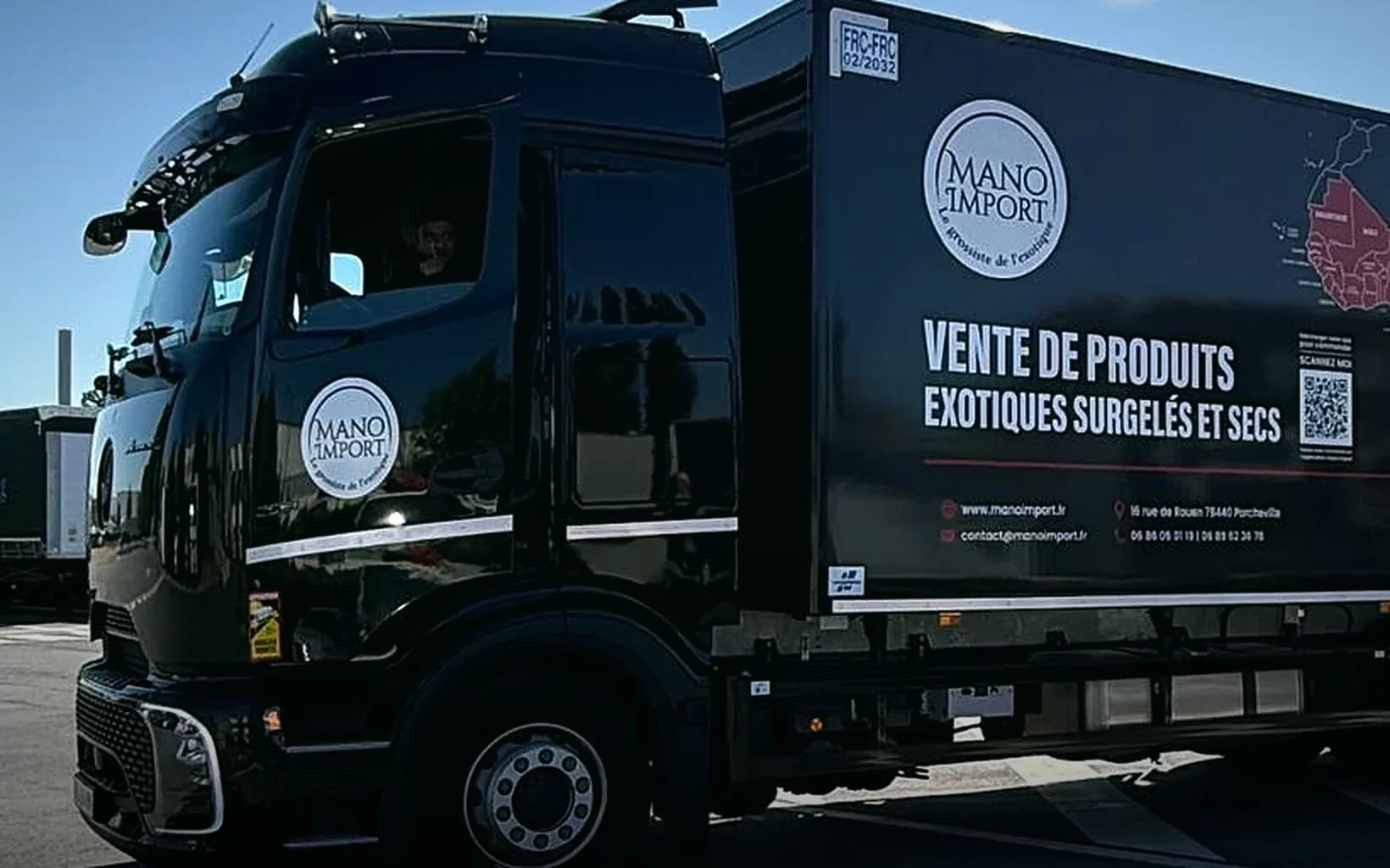 Cabine et caisson du camion Mano Import habillé en noir