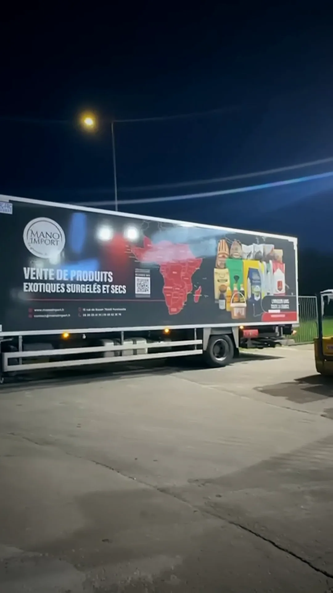 Le camion habillé Mano Import passant de nuit
